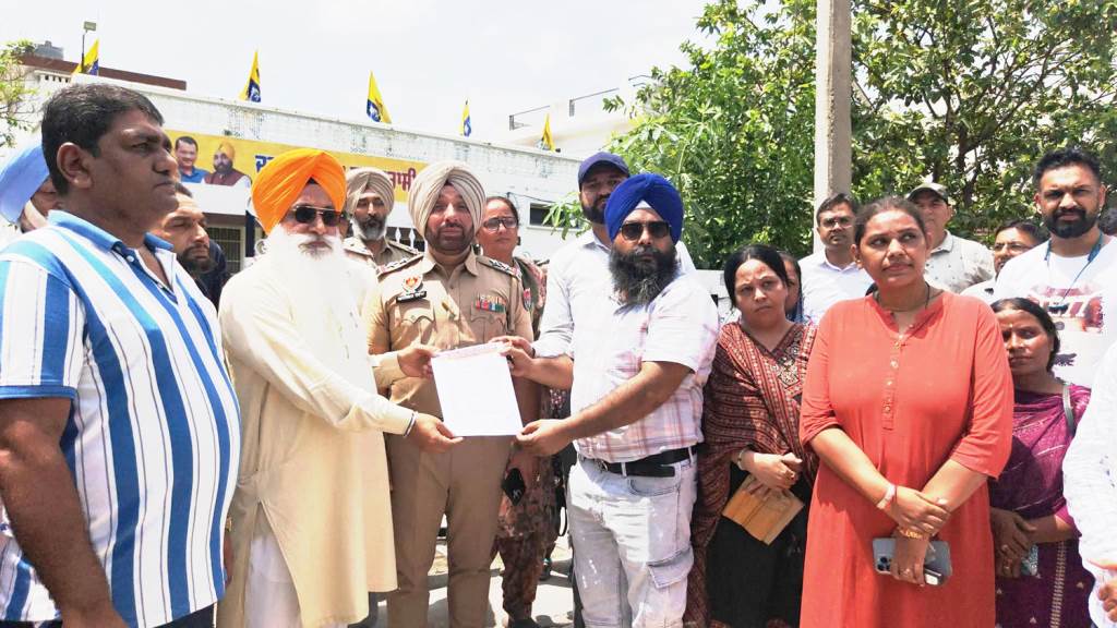NHM employees surrounded the office of Cabinet Minister Dr Ravjot Singh submitted a demand letter